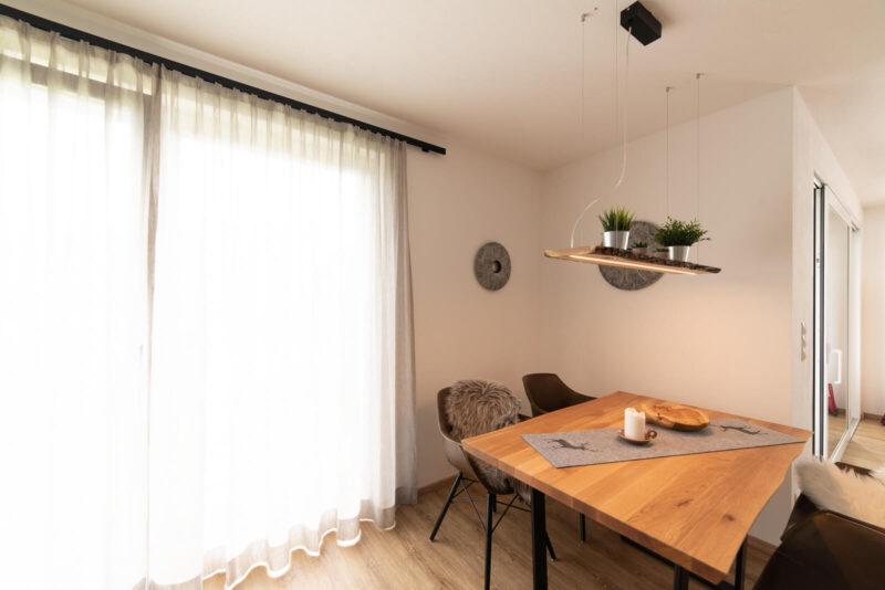 Der Esstisch bei Tageslicht