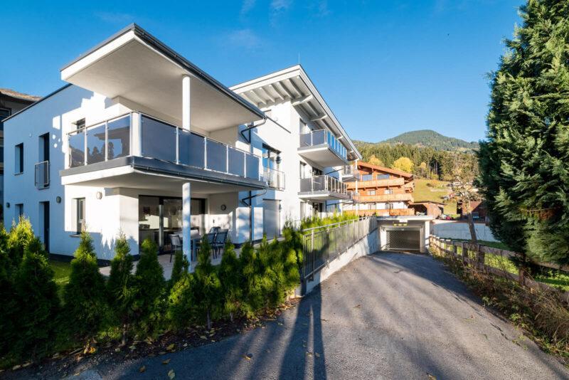 Man sieht das Haus mit der Zufahrt zur Tiefgarage