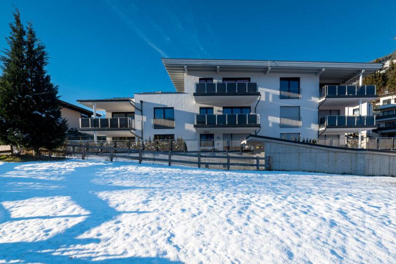 Man sieht das über die verschneite Weide