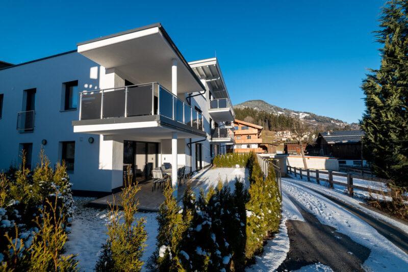 Man sieht das Haus und die Einfahrt im Winter